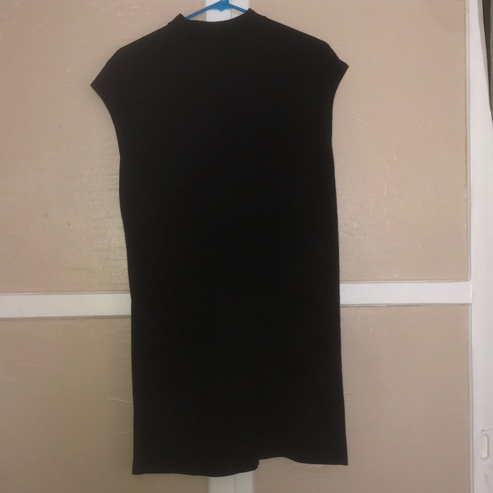 Sleeveless black dress